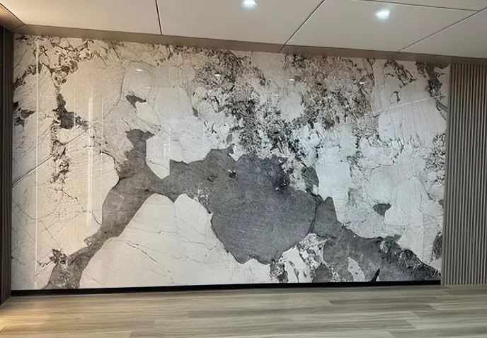 Talkaren aurkako horma-panelaren sarrera.