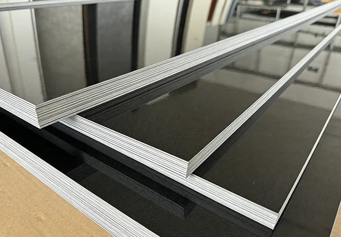 PET Mirror Carbon Crystal Wall Panelaren ezaugarriak.